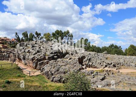 Roccia scolpita nelle rovine Inca Sacsayhuaman, Cusco, Perù Foto Stock