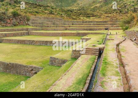 Terrazze murate a Tipon, complesso Inca Ruin, regione Cusco, Perù Foto Stock