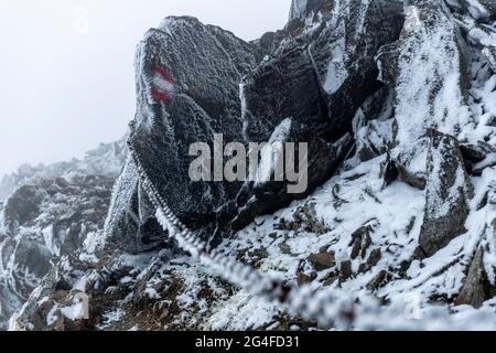 Sentiero innevato con catena ghiacciata in nebbia, Soelden, Oetztal, Tirolo, Austria Foto Stock