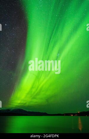 Aurora boreale sopra il lago Tornetraesk, Abisko, Svezia Foto Stock