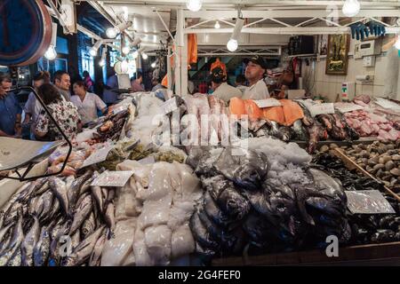 SANTIAGO, CILE - 28 MARZO 2015: Pesce fresco e frutti di mare sul mercato centrale di Mercado nel centro di Santiago, Cile Foto Stock