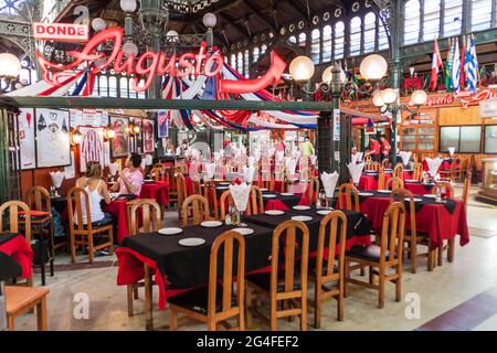 SANTIAGO, CILE - 28 MARZO 2015: Ristorante di pesce sul mercato centrale di Mercado nel centro di Santiago, Cile Foto Stock