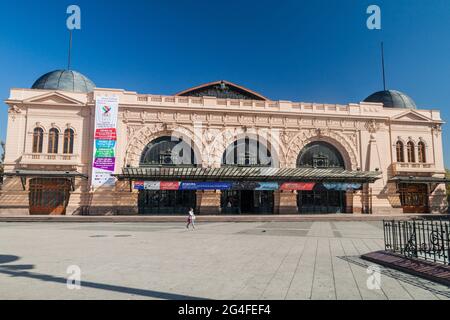 SANTIAGO, CILE - 28 MARZO 2015: Costruzione di Estacion Mapocho, ex stazione ferroviaria, riadattata come centro culturale. Foto Stock