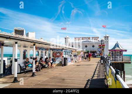 Turisti al Brighton Palace Pier con gabbiani, Brighton, East Sussex, Inghilterra, Regno Unito Foto Stock