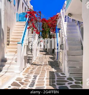 Grecia , Cicladi. Incantevoli stradine bianche della splendida isola di Mykonos, tipica architettura cicladica Foto Stock