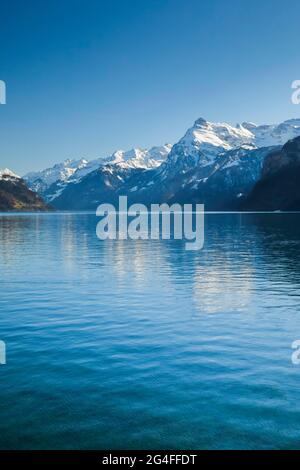 Lago e montagne, vista da Brunnen sul lago di Uri verso Flueelen e vista sul Ruetli, Canton Svitto, Svizzera Foto Stock