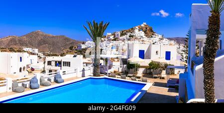 Grecia vacanze estive. Isola di iOS, Cicladi. Hotel di lusso con piscina e vista mozzafiato sulla città di Chora Foto Stock