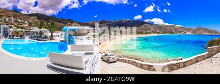 Grecia vacanze estive. Isola di iOS, Cicladi. Hotel di lusso con piscina e vista mozzafiato sulla spiaggia di Mylopotas Foto Stock