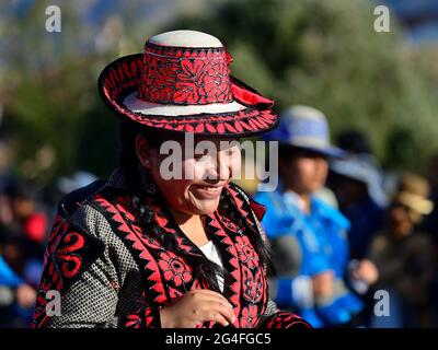 Ritratto di una donna indigena in costume tradizionale durante la sfilata alla vigilia di Inti Raymi, festa del sole Foto Stock