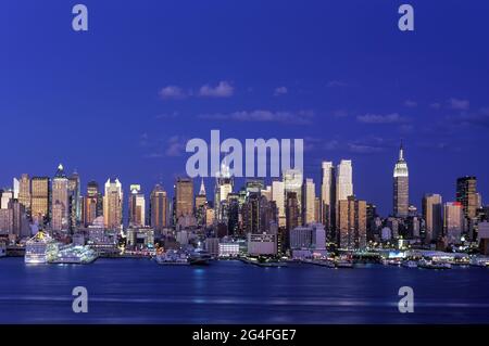 2006 STORICO SKYLINE DI MIDTOWN HUDSON RIVER MANHATTAN NEW YORK CITY STATI UNITI Foto Stock