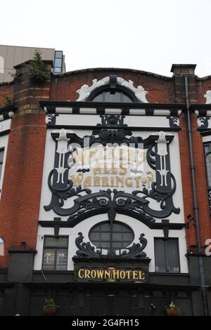 Vista del famoso edificio del Crown Hotel a Liverpool da Skelhorne Street Foto Stock