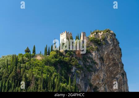 Arco, Trentino, Italia il castello d'Arco è un castello medievale situato su un'impressionante roccia nella valle della Sarca, sul Lago di Garda, vicino a Riva del Garda, Italia Foto Stock