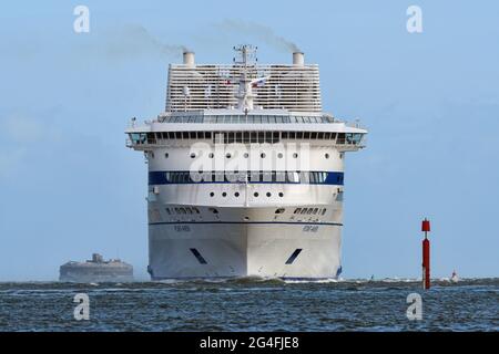 Un drammatico colpo di prua testa-su del fiore all'occhiello di Brittany Ferries Pont-Aven mentre si dirige verso Portsmouth Harbour - Giugno 2020 Foto Stock