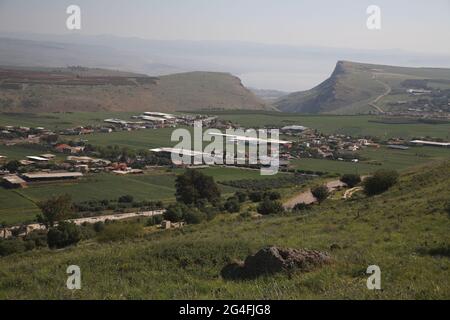 Vista del villaggio di Hittin, Mt. Arbel, Mare di Galilea e Valle della Giordania sotto nebbia, dal Monte Karnei Hittin o corni di Hittin in bassa Galilea, Israele Foto Stock