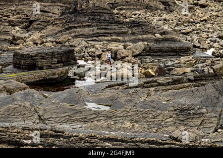 Suggestive formazioni rocciose sulla costa di Hartland Quay Foto Stock