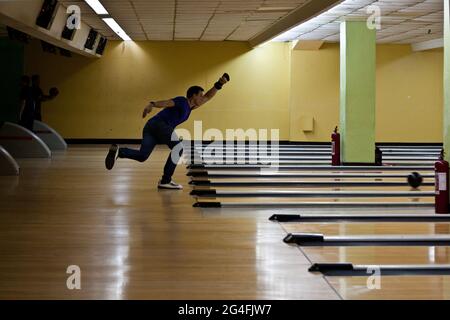 Rafael 'Paeng' Nepomuceno, campione del mondo molte volte e considerato il miglior bowler internazionale mai, allenarsi in una pista da bowling a Makati, Manila. Foto Stock