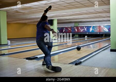 Rafael 'Paeng' Nepomuceno, campione del mondo molte volte e considerato il miglior bowler internazionale mai, allenarsi in una pista da bowling a Makati, Manila. Foto Stock