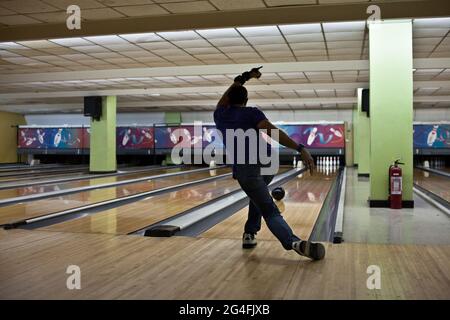 Rafael 'Paeng' Nepomuceno, campione del mondo molte volte e considerato il miglior bowler internazionale mai, allenarsi in una pista da bowling a Makati, Manila. Foto Stock