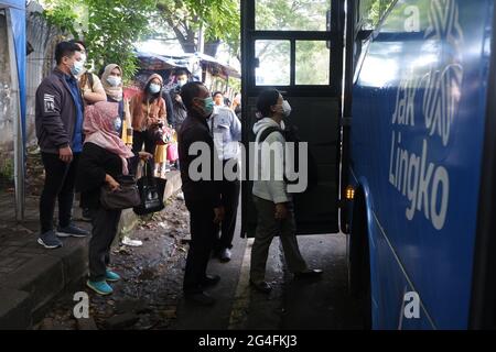 Nel mezzo della minaccia di un aumento dei casi di Covid-19 nella regione capitale speciale di Giacarta, un certo numero di lavoratori si è accodato a salire a bordo dell'autobus Trans Jakarta per recarsi nei rispettivi uffici al di fuori della stazione ferroviaria di Manggarai, Giacarta meridionale, Indonesia, lunedì 21 giugno; 2021. I decessi dovuti al Covid-19 a Giacarta sono aumentati di nuovo. Ai cittadini della regione capitale speciale di Giacarta viene chiesto di continuare ad aumentare la loro vigilanza contro il tasso di aggiunta dei casi di Covid-19. Ora i casi totali in Indonesia hanno raggiunto 2 milioni di casi, con la regione capitale speciale di Giacarta che è Foto Stock