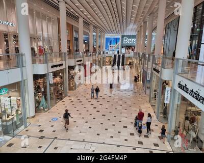 Utrecht Olanda 2021 giugno, centro commerciale Hoog Catharijne in un giorno di fine settimana bussy Foto Stock