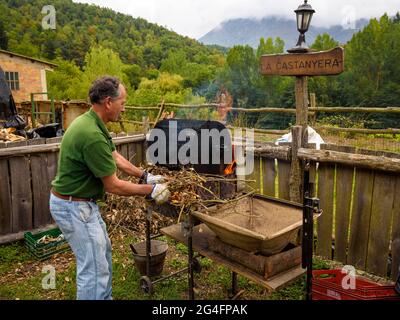 Joaquim Solé cucina le castagne al Viladrau Chestnut Handling Centre (Osona, Catalogna, Spagna) ESP: Joaquim Solé, en el Centro de la Castaña Foto Stock