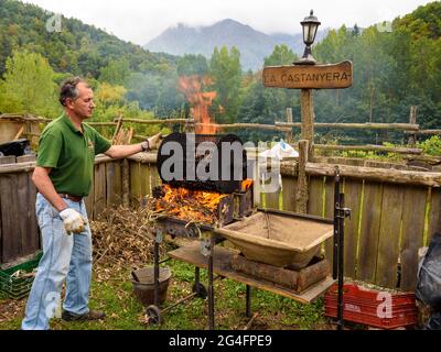 Joaquim Solé cucina le castagne al Viladrau Chestnut Handling Centre (Osona, Catalogna, Spagna) ESP: Joaquim Solé, en el Centro de la Castaña Foto Stock