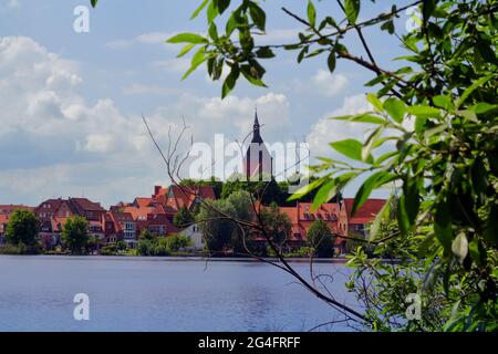Vista sul centro storico di Ratzeburg su un'isola del lago Ratzeburger, in Germania Foto Stock