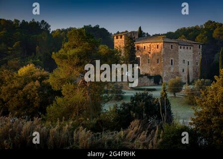 La Torre Negra (torre nera), nella catena montuosa della Collserola vicino a Sant Cugat del Vallès, all'alba (Barcellona, Catalogna, Spagna) Foto Stock