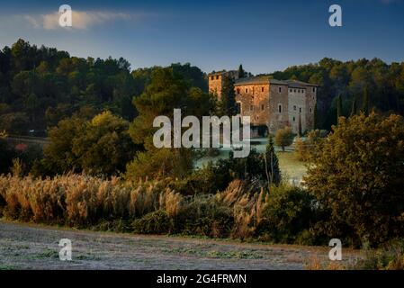 La Torre Negra (torre nera), nella catena montuosa della Collserola vicino a Sant Cugat del Vallès, all'alba (Barcellona, Catalogna, Spagna) Foto Stock