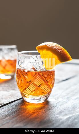 Liquore tradizionale belga di mandarino in un bicchiere su un vecchio tavolo di legno Foto Stock