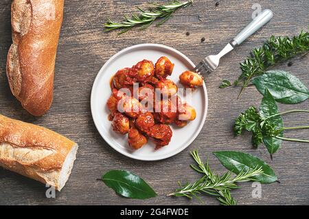 Funghi, pane ed erbe in stile greco - foglie di alloro, prezzemolo, rosmarino, timo su sfondo di legno scuro, vista dall'alto Foto Stock