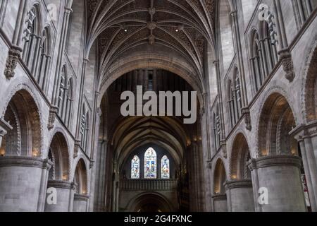 Vista interna del soffitto a volta nella navata centrale della Cattedrale di Hereford il 7 giugno 2021 ad Hereford, Regno Unito. Hereford Cathedral è la chiesa della diocesi anglicana di Hereford, in Inghilterra. Un luogo di culto è esistito sul sito dell'edificio attuale dal 8 ° secolo o prima. L'attuale edificio fu iniziato nel 1079. Parti sostanziali dell'edificio risalgono sia al periodo normanno che al periodo gotico. Foto Stock