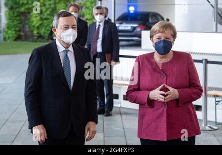 Berlino, Germania. 21 Giugno 2021. La cancelliera tedesca Angela Merkel (r, CDU) dà il benvenuto a Mario Draghi, primo ministro italiano, davanti alla Cancelleria federale per la sua visita inaugurale. Draghi è il primo ministro italiano dal febbraio 2021. Credit: Bernd von Jutrczenka/dpa/Alamy Live News Foto Stock