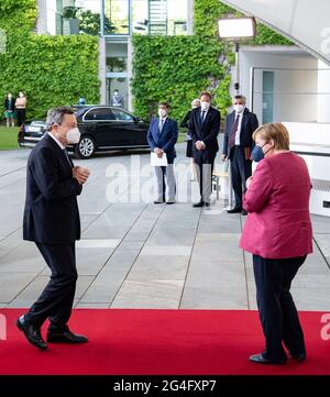 Berlino, Germania. 21 Giugno 2021. La cancelliera tedesca Angela Merkel (r, CDU) dà il benvenuto a Mario Draghi, primo ministro italiano, davanti alla Cancelleria federale per la sua visita inaugurale. Draghi è il primo ministro italiano dal febbraio 2021. Credit: Bernd von Jutrczenka/dpa/Alamy Live News Foto Stock