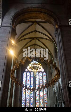 Vista interna di Corona, un avvoltoio appeso tra i transiti nord e sud raffigurante una corona di spine nella Cattedrale di Hereford il 7 giugno 2021 ad Hereford, Regno Unito. Hereford Cathedral è la chiesa della diocesi anglicana di Hereford, in Inghilterra. Un luogo di culto è esistito sul sito dell'edificio attuale dal 8 ° secolo o prima. L'attuale edificio fu iniziato nel 1079. Parti sostanziali dell'edificio risalgono sia al periodo normanno che al periodo gotico. La corona è stata progettata da Simon Beer. Foto Stock