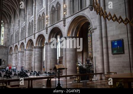 Vista interna della navata centrale nella Cattedrale di Hereford il 7 giugno 2021 ad Hereford, Regno Unito. Hereford Cathedral è la chiesa della diocesi anglicana di Hereford, in Inghilterra. Un luogo di culto è esistito sul sito dell'edificio attuale dal 8 ° secolo o prima. L'attuale edificio fu iniziato nel 1079. Parti sostanziali dell'edificio risalgono sia al periodo normanno che al periodo gotico. Foto Stock