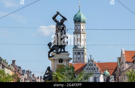 Augusta, Germania. 21 Giugno 2021. La statua della fontana di Ercole si trova a Maximilianstraße, di fronte alla Basilica di San Ulrich e Afra. Qui si sono verificati scontri tra i partigoti e la polizia durante il fine settimana. Credit: Stefan Puchner/dpa/Alamy Live News Foto Stock