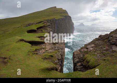 Il sentiero Traelanipa lungo il lago Sorvagsvatn sull'isola di Vagar nelle Isole Faroe Foto Stock