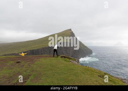 Il sentiero Traelanipa lungo il lago Sorvagsvatn sull'isola di Vagar nelle Isole Faroe Foto Stock