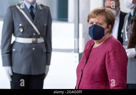 Berlino, Germania. 21 Giugno 2021. La cancelliera tedesca Angela Merkel (CDU) arriva dalla Cancelleria per dare il benvenuto al primo Ministro italiano Draghi per la sua visita inaugurale. Draghi è primo ministro italiano dal febbraio 2021. Credit: Bernd von Jutrczenka/dpa/Alamy Live News Foto Stock