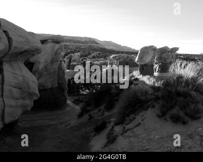 Il giardino del diavolo, un'area piena di hoodoos di arenaria, a Escalante, Utah, USA, in bianco e nero, all'ultimo sole del pomeriggio Foto Stock