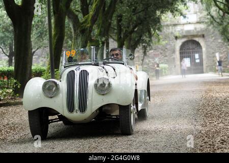 Italia, Arezzo, 18 giugno 2021 : 1000 miglia (1000 miglia), edizione 2021. È una gara di palcoscenico con auto storiche. Foto © Daiano Cristini/Sintesi/Alamy S. Foto Stock