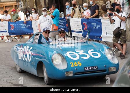 Italia, Arezzo, 18 giugno 2021 : 1000 miglia (1000 miglia), edizione 2021. È una gara di palcoscenico con auto storiche. Foto © Daiano Cristini/Sintesi/Alamy S. Foto Stock