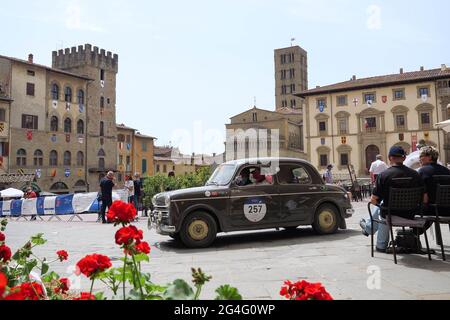 Italia, Arezzo, 18 giugno 2021 : 1000 miglia (1000 miglia), edizione 2021. È una gara di palcoscenico con auto storiche. Foto © Daiano Cristini/Sintesi/Alamy S. Foto Stock