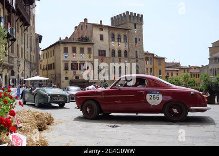Italia, Arezzo, 18 giugno 2021 : 1000 miglia (1000 miglia), edizione 2021. È una gara di palcoscenico con auto storiche. Foto © Daiano Cristini/Sintesi/Alamy S. Foto Stock