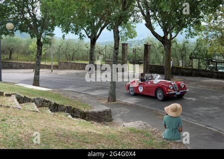 Italia, Arezzo, 18 giugno 2021 : 1000 miglia (1000 miglia), edizione 2021. È una gara di palcoscenico con auto storiche. Foto © Daiano Cristini/Sintesi/Alamy S. Foto Stock
