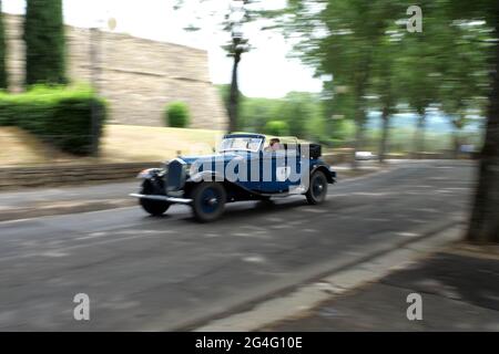 Italia, Arezzo, 18 giugno 2021 : 1000 miglia (1000 miglia), edizione 2021. È una gara di palcoscenico con auto storiche. Foto © Daiano Cristini/Sintesi/Alamy S. Foto Stock