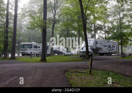 Campeggio foggy, atmosferica, boscosa, RV, veicoli ricreativi, tavoli da picnic, vacanze, viaggi, My Old Kentucky Home state Park; Kentucky; USA, Ba Foto Stock