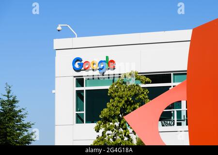 Kirkland, WA, USA - 20 giugno 2021; logo aziendale di Google su un edificio del Kirkland Washington Campus. Una telecamera di sicurezza si trova nell'edificio Foto Stock