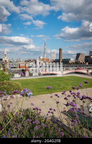 Il giardino pensile Hachette si affaccia sul Tamigi a Londra, Inghilterra Foto Stock